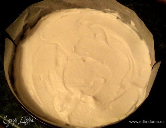 Затем выложить сливочное суфле, равномерно распределить и опять поставить в холодильник. На сливочное суфле вылить оставшееся яблочно-ягодное суфле и положить второй слой бисквита. Поставить торт в холодильник минимум на 4 часа для застывания.