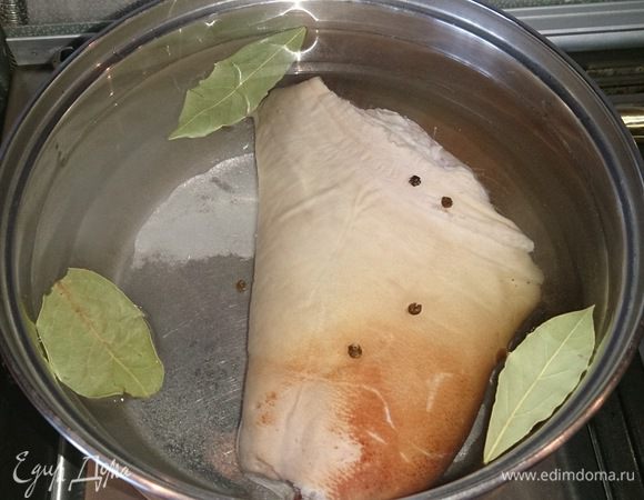 Свиную рульку моем и кладем в глубокую кастрюлю, заливаем водой, чтобы мясо было полностью погружено в воде. Кладем соль, лавровый лист и перец горошком. Доводим до кипения, убавляем огонь и варим 1,5 часа.