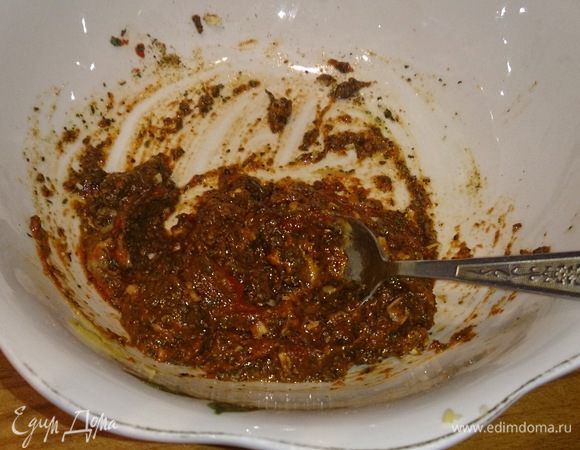 Очищаем чеснок и шинкуем мелко в миску, добавляем петрушку, базилик, орегано, красный и черный перец, соль. Туда же в миску томатную пасту и горчицу, немного бальзамического уксуса. Все это перемешиваем.