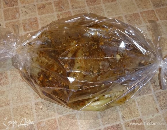 Когда рулька отварилась, достаем ее и даем немного остыть. Делаем пару проколов ножом и натираем ее этой смесью тщательно. Засовываем ее в рукав для запекания, немного подливаем бульон 2 ст. л. и ставим в разогретую духовку до 200 градусов на 1 час. 