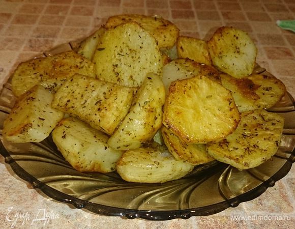 На гарнир можно сделать картофель с итальянскими травами. Чищеный картофель режим на дольки, промываем и кладем в большую миску. К нему добавляем смесь итальянских трав, перец, соль и 2 ст. л. оливкового масла. Перемешиваем руками и выкладываем на сковороду. Ставим в духовку на 40 минут.     