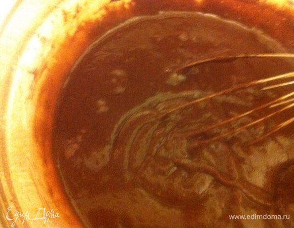 Добавить просеянную с разрыхлителем муку. Муки у Вас может уйти чуть больше, тесто должно быть густым. След от ложки оставаться некоторое время на поверхности.