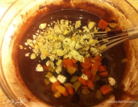 Добавить сухофрукты (у меня: курага, изюм, клюква),  рубленный орехи (у меня миндаль), цедру одного лимона и сок 1/2 лимона вымесить венчиком.