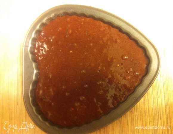 Духовку заранее разогреть до 180С, тесто выложить в форму, дно лучше проложить пергаментом, бока не смазывать.