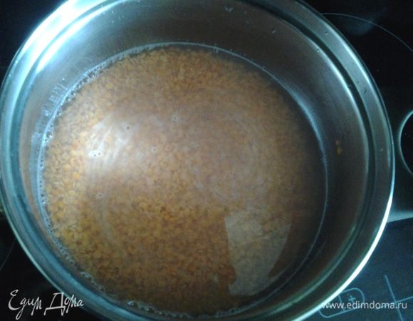 Чечевицу промыть, несколько раз меняя воду. Залить водой примерно на 2 см выше поверхности чечевицы. Оставить на 2 часа.