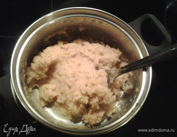 Добавить соль, довести до кипения и на маленьком огне варить чечевицу 10 минут. Дать полностью остыть.