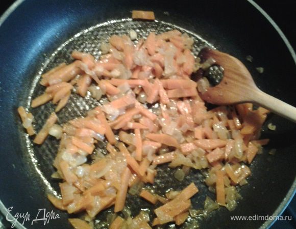 Лук мелко порезать, обжарить с 1-й ст.л. масла 2-3 минуты. Добавить порезанную соломкой морковь. Влить 4-5 ст.л. воды, тушить под закрытой крышкой, периодически помешивая, до готовности.