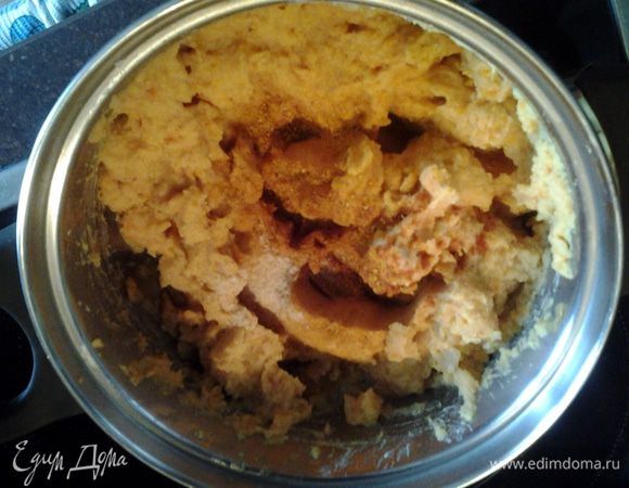 Соединить с остывшей чечевицей, пробить блендером. Без фанатизма, если останутся небольшие кусочки овощей, не страшно. Добавить паприку, пажитник и карри. Перемешать.