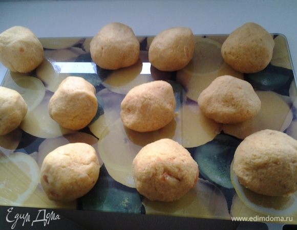 Добавить нутовую муку. Перемешать и скатать шарики. У меня получилось 11 штук.