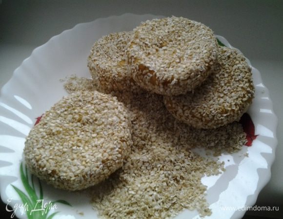 Для панировки смешать овсяные отруби и кунжут. Сформировать котлетки, обвалять в панировке. 