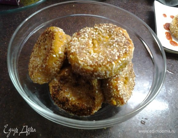 Разогреть сковородку, влить 3 ст. л. масла и быстро обжарить до золотистого цвета.