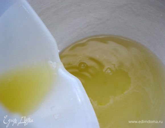 Влить свежевыжатый сок.