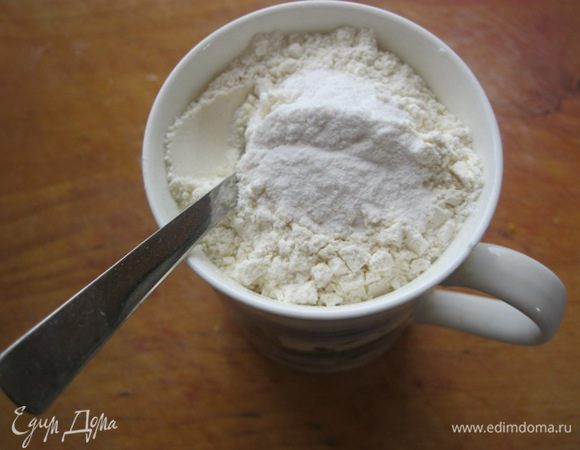 Муку смешать с содой.
