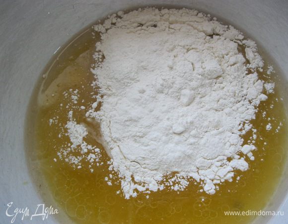 Частями всыпать мучную часть в жидкую. Быстро, но тщательно перемешать.