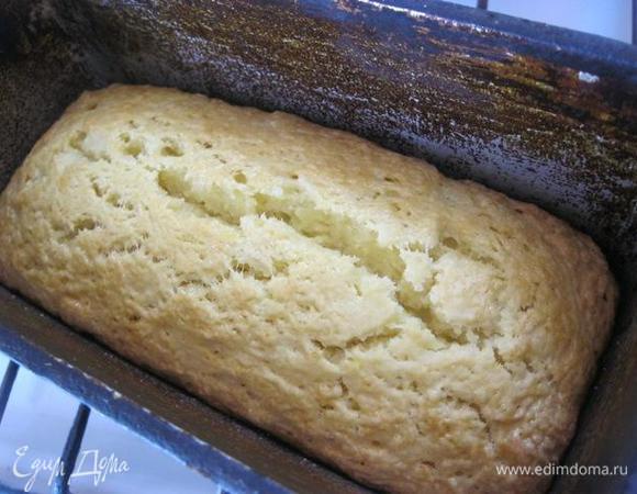 Дать немного остыть в форме.
Переложить на тарелку или доску, полностью  остудить .