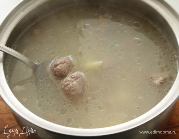 Спустить приготовленные фрикадельки, еще потомить минут 15.
