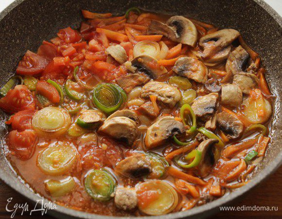 Морковь, лук-порей, грибы, помидор потушить на оливковом масле.
