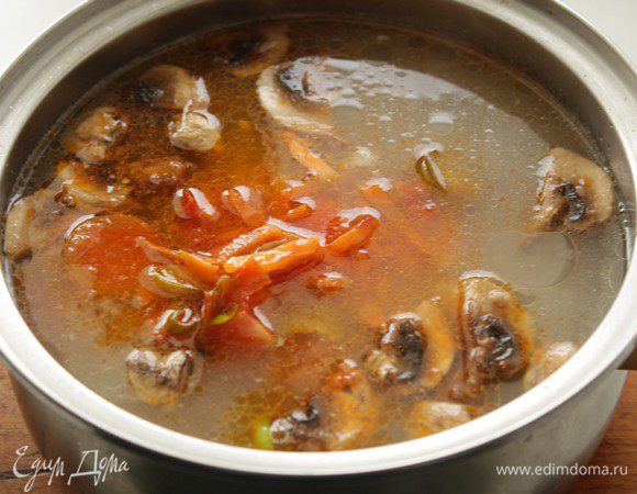 Добавить к супу обжаренные овощи, на медленном огне поварить суп еще минут 15-20 мин. Дать постоять.