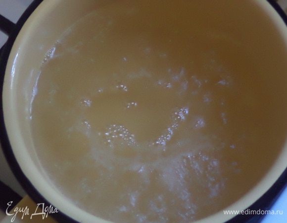 Начинаем с приготовления сиропа. В кастрюльку насыпать 350 гр сахара, влить 350 мл воды, поставит на небольшой огонь, довести до кипения и варить ещё 10 - 15 минут. Остудить при комнатной температуре, затем убрать в холодильник на 1 час.