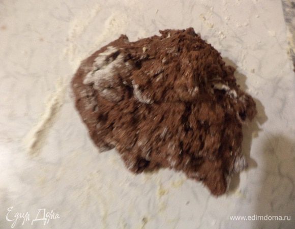 Теперь готовим тесто. Растереть размягчённое сливочное масло, добавить яйца и растительное масло, всё тщательно взбить. 
Добавить муку, перемешанную с какао и разрыхлителем, и сахар, перемешать. 
Замесить достаточно мягкое, но не липнущее к рукам тесто.