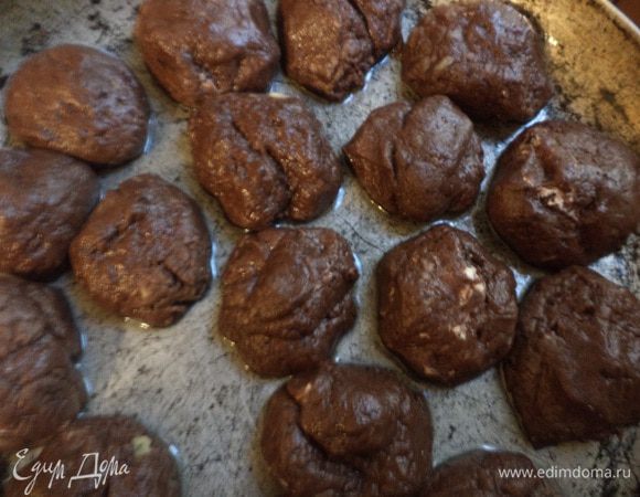 Сформировать небольшие шарики диаметром 3 - 4 см.
Выпекать при температуре 200 градусов около 20 минут.