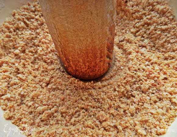 Толчём печенье в крошку. Так как печенье песочное,легко это сделать обычной толкушкой.