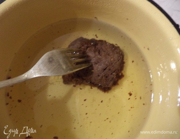 Только что испечённые ГОРЯЧИЕ шарики по одному наколоть на вилку, опустить в холодный сироп и сразу же вынуть. Дать постоять шарикам 8 - 10 часов.