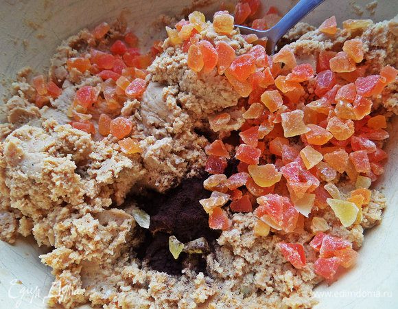 В "тесто" добавить какао и цукаты. Тщательно перемешать.