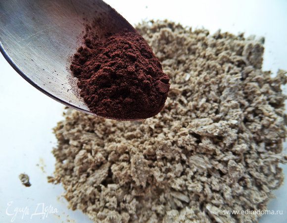 Для панировки конфет берём крошку халвы.