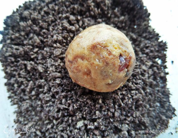 И обваляем шарики из печенья, величиной с грецкий орех.