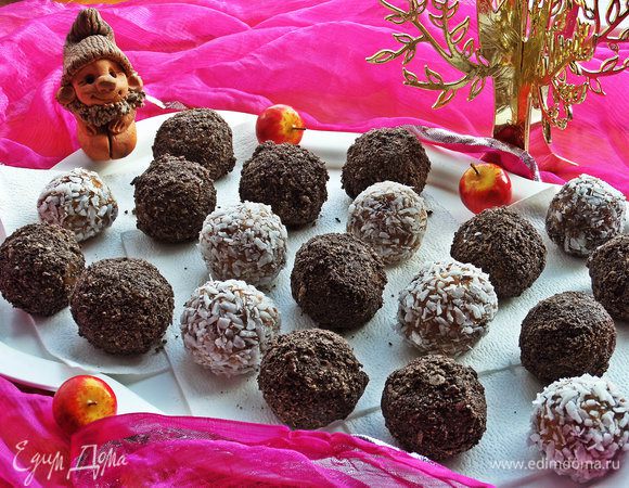 Выкладываем конфетки на салфеточку и отправим в холодильник, так как они мягкие, нужно, чтобы слегка застыли.