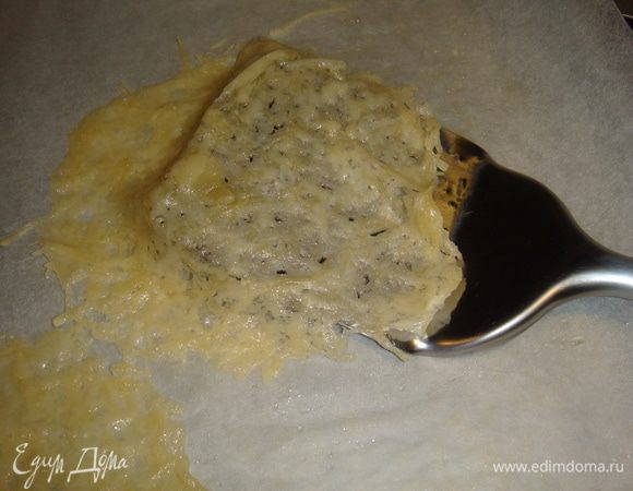 Разогреть духовку до 180 градусов. Ставим сыр запекаться до золотистой корочки. Следим, чтобы не подгорели.