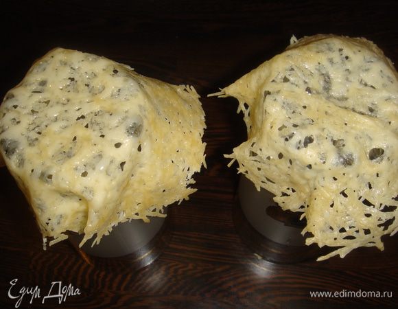 При помощи лопатки снимаем круг с пармезана надеваем на перевернутый стакан и придаем форму корзинки. Делаем этот процесс быстро, пока не затвердел сыр.