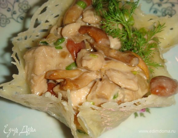 Далее продолжаем готовить салат. Разогреваем сковороду, наливаем растительное масло. Сливаем соевый соус с куриного филе и лука, аккуратно выкладываем в сковороду, жарим до готовности. Даем остыть. Смешиваем куриное филе с опятами. Заправляем майонезом, солим, перчим по вкусу. Снимаем корзинки со стаканов и наполняем салатом. Украшаем веточкой зелени. 

Приятного  аппетита!