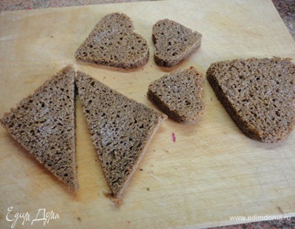 Хлеб без корочки нарезать ромбиками или фигурками, натереть соль. Обжарить в растительном масле.