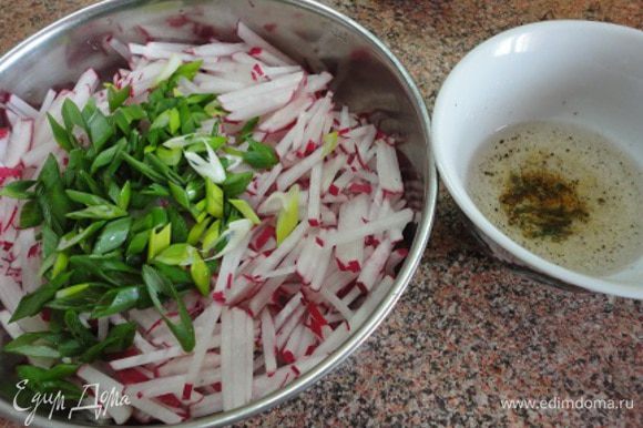 Приготовить заправку из растительного масла, уксуса, соли и перца. Залить салат и перемешать.