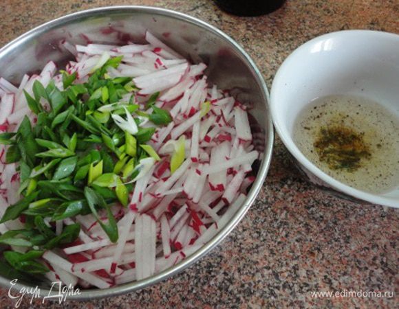 Приготовить заправку из растительного масла, уксуса, соли и перца. Залить салат и перемешать.