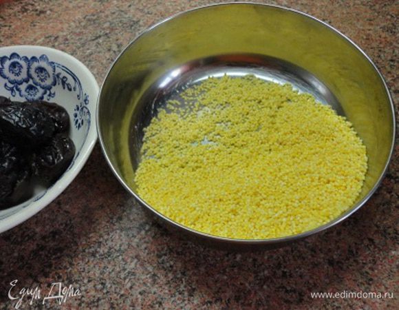 Чернослив (я взяла с косточкой, чтобы при варке он не развалился и отвар не стал мутным) и пшено промыть.