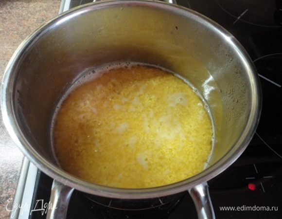 Чернослив залить водой, довести до кипения и варить ни маленьком огне 20 минут. Ягоды убрать, а крупу выложить в отвар, добавить соль и сахар и варить на медленном огне до готовности.