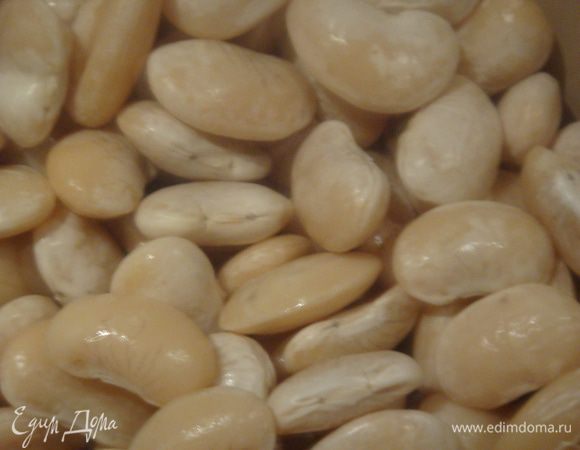 Фасоль замочить на ночь. Утром отварить до полуготовности. Лук, морковь, сельдерей нарезаем маленькими кубиками.