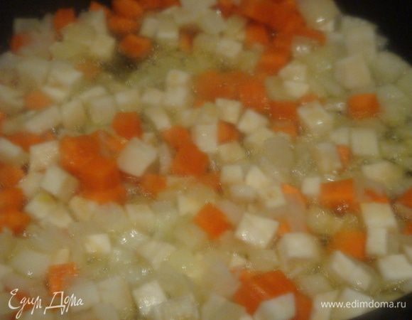 Разогреваем сковороду, наливаем сливочное масло, пассируем лук добавляем морковь и корень сельдерея (сельдерей я добавила по своей инициативе), можно не добавлять. Протушить 2-3 минуты.