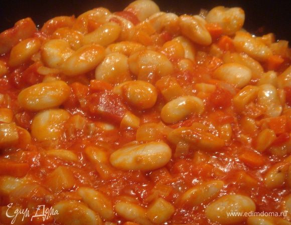 В сковороду с овощами добавляем фасоль и банку помидор, заранее порезанных. Посыпаем столовой ложкой муки и хорошо все смешиваем. Солим и перчим.