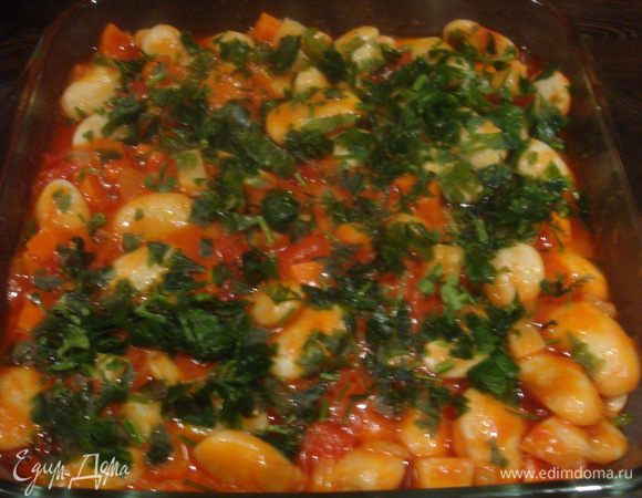 Выкладываем фасоль в огнеупорную форму для запекания, присыпаем зеленью, если нужно добавляем немного водички. Ставим в заранее разогретую духовку на 30-40 минут.