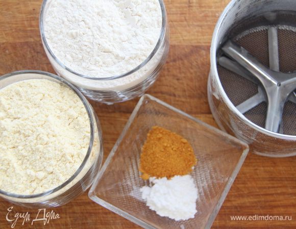 Добавить просеянную пшеничную и кукурузную муку, разрыхлитель, апельсиновую цедру (у меня сушёная молотая, такая цедра очень ароматна в выпечке!). 