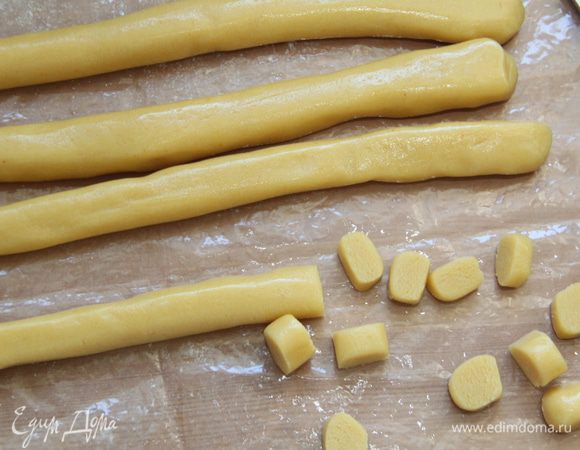 Тесто разделить на 4-5 частей, из каждой скатать колбаски толщиной с палец. Разрезать колбаски на небольшие кусочки.