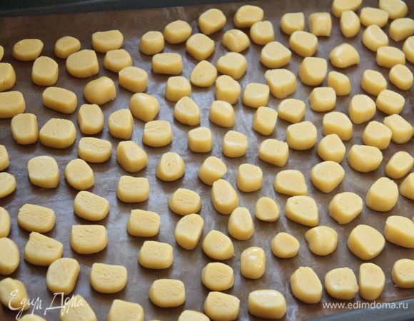 Выложить на противень, на антипригарный коврик. 