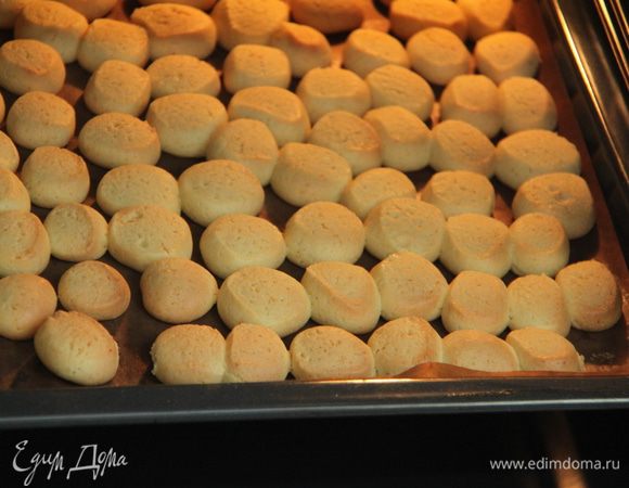 Выпекать печенье до золотистого цвета, минут 12-15. Остудить. Хранить в жестяной коробке. Печенье очень хорошо к чаю, кофе...