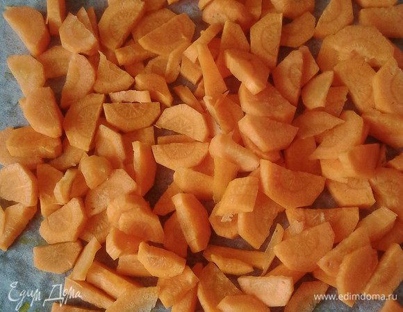 Духовку разогреть до 180°, морковь очистить, нарезать соломкой или полукольцами и выложить на пергамент на противень, сбрызнув растительным маслом. Запечь в течении 10 минут.