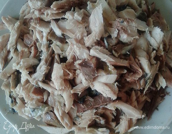 Рыбу (у меня скумбрия ) очистить, удалить голову, хвост и разрезать на 3 кусочка. Отварить 5 минут. Остудить, разобрать на кусочки-волокна.
