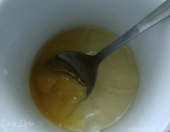 Полить соусом-заправкой. Для этого смешать мед, лимонный сок, растительное масло, зелень ( у меня зеленый лучек, но с укропом, на мой вкус, будет лучше).